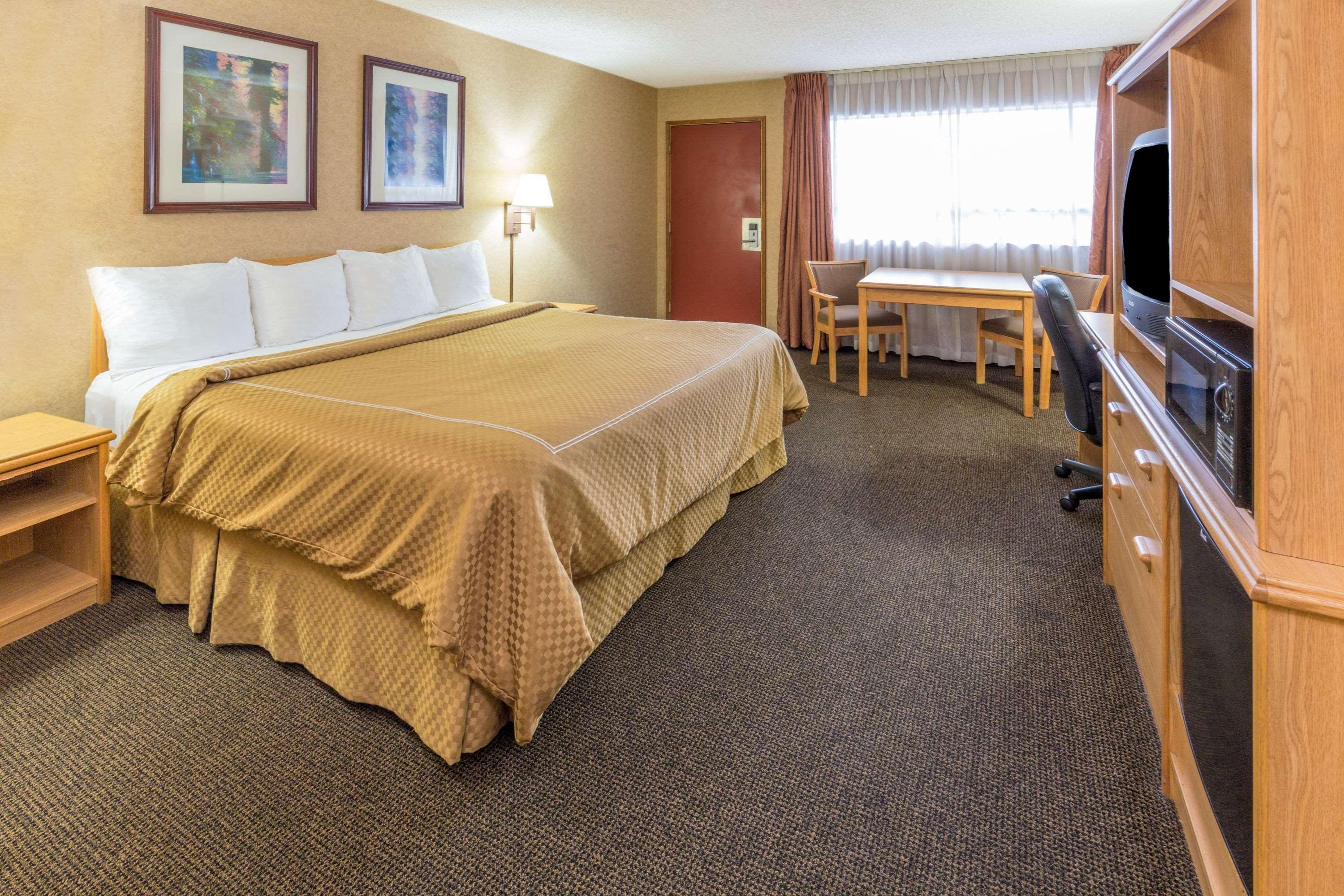 Days Inn By Wyndham Black Bear Salem Eksteriør billede