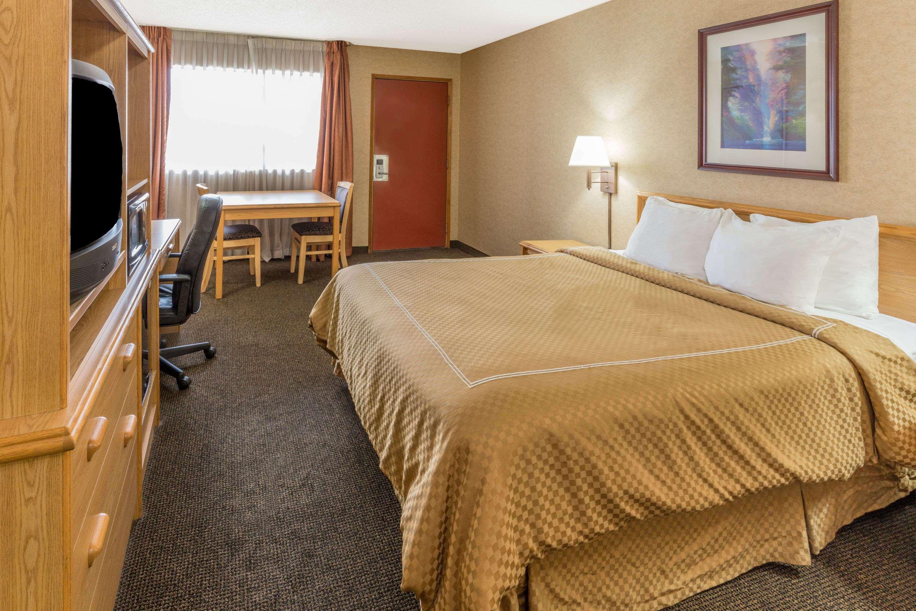Days Inn By Wyndham Black Bear Salem Eksteriør billede